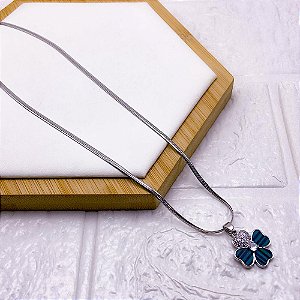 COLAR AÇO INOXIDÁVEL FITA 45CM PINGENTE BANHADO TREVO VERDE - PRATEADO