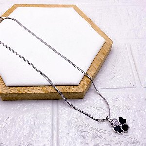 COLAR AÇO INOXIDÁVEL FITA 45CM PINGENTE BANHADO TREVO PRETO - PRATEADO