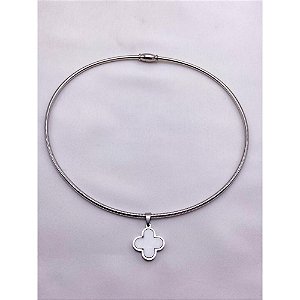 COLAR AÇO INOXIDÁVEL ARO SEMI RÍGIDO PINGENTE TREVO PEROLADO - PRATEADO