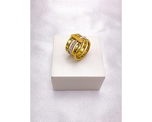 ANEL AÇO INOXIDÁVEL 3 FIOS CRAVEJADO PEDRA CRISTAL ALGARISMOS ROMANOS - DOURADO (UNIDADE)