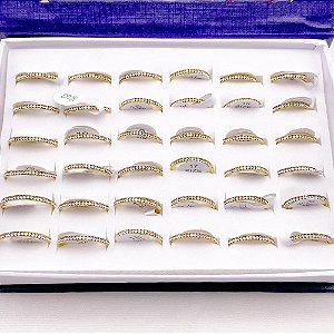 CAIXA ANEL AÇO INOXIDÁVEL 2MM CRAVEJADO PEDRA CRISTAL - DOURADO (36 UNIDADES)