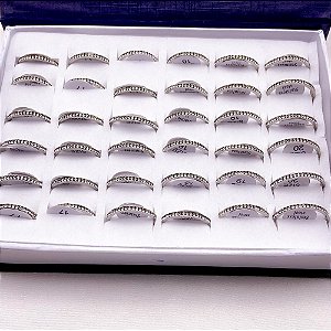 CAIXA ANEL AÇO INOXIDÁVEL 2MM CRAVEJADO PEDRA CRISTAL - PRATEADO (36 UNIDADES)