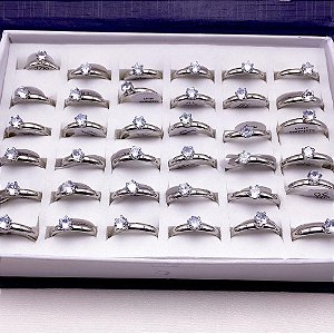 CAIXA ANEL AÇO INOXIDÁVEL SOLITARIO 4MM PEDRA CRISTAL - PRATEADO (36 UNIDADES)