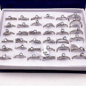 CAIXA ANEL AÇO INOXIDÁVEL SOLITARIO 2MM PEDRA CRISTAL - PRATEADO (36 UNIDADES)