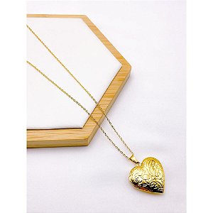RELICÁRIO AÇO INOXIDÁVEL 45M PINGENTE CORAÇÃO COM DETALHES  - DOURADO