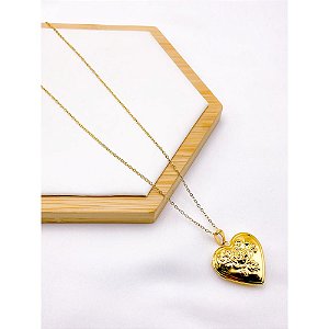 RELICÁRIO AÇO INOXIDÁVEL 45M PINGENTE CORAÇÃO FLOR  - DOURADO