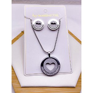 CONJUNTO COLAR  E BRINCO AÇO INOXIDÁVEL  PINGENTE CORAÇÃO VAZADO PEDRA CRISTAL - PRATEADO