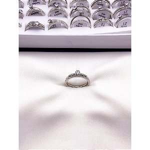 KIT ANÉIS AÇO INOXIDÁVEL SOLITÁRIO 2MM PEDRA CRISTAL E ALIANÇA CRAVEJADA PEDRA CRISTAL - PRATEADO (KIT 2 ANÉIS)