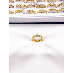 KIT ANÉIS AÇO INOXIDÁVEL SOLITÁRIO 2MM PEDRA CRISTAL E ALIANÇA CRAVEJADA PEDRA CRISTAL - DOURADO (KIT 2 ANÉIS)