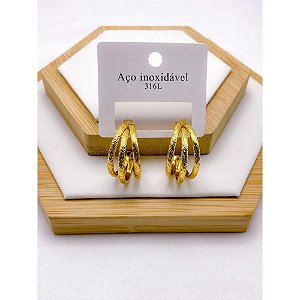 BRINCO AÇO INOXIDÁVEL ARGOLA 3 FIOS COM DETALHES - DOURADO