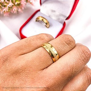 ALIANCA ACO INOXIDAVEL  DETALHE CENTRAL JATEADO 6MM - DOURADA (UNIDADE)