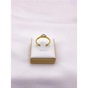 ANEL AÇO INOXIDAVEL SOLITARIO 2MM PEDRA CRISTAL - DOURADO (UNIDADE)