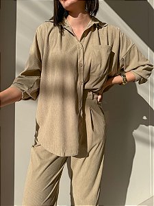 CONJUNTO PENÉLOPE CAMISA OVERSIZED E CALÇA CENOURA VELUDO COTELÊ