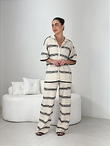CONJUNTO CAMISA E CALCA TRICOT JESSICA BEGE COM LISTRA PRETA