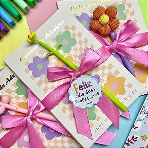 Kit Dia Dos Professores Caderno de Adesivos + Caneta Flowers