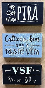 Placa monocromática com frase