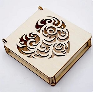 Caixinha com coração vazado em MDF 10x10x3cm - charme e funcionalidade