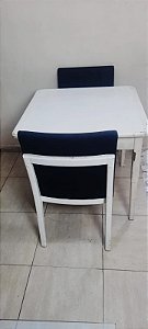 mesa de madeira quadrada com 2 poltronas em tecido suede  preto