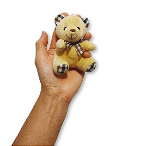 Ursinho Chaveiro Marrom com Laço Xadrez – Pelúcia Fofa e Compacta para Presentear com Muito Estilo!