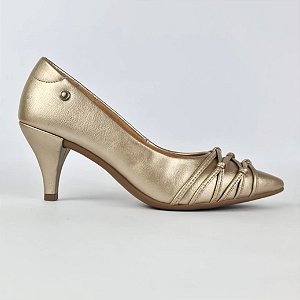 Scarpin metalizado ouro light linha confort Eduarda Porto