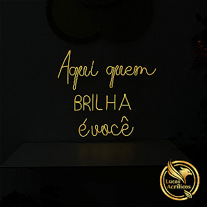 AQUI QUEM BRILHA É VOCÊ EM LED 67 X 63 CM