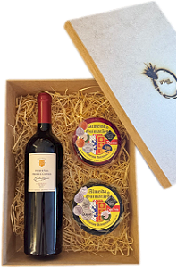 Box Caixa com Vinho Pequeñas Producciones Cabernet Franc 2021 e Queijo Artesanal