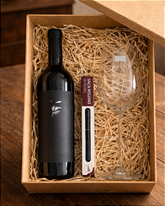 Box com Vinho Alma Negra Mistério 2021 + Saca Rolhas e Taça de Cristal