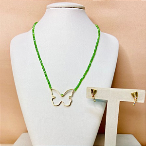 Colar Cristal Verde. Lilás e Doce de Leite com Pingente Borboleta