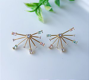 Brinco com detalhes em zircônias coloridas