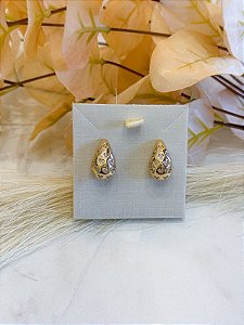 Brinco oval com corações cravejados