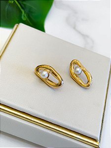 Brinco dourado com pérolas