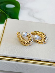 Brinco dourado com pérolas