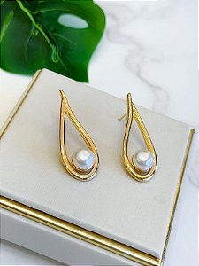 Brinco dourado com pérolas