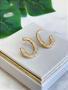 Brinco Liso dourado com detalhes em zircônias