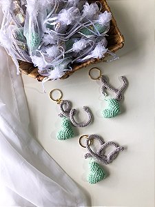 Chaveiro tricotin - Inicial letra + coração de Amigurumi