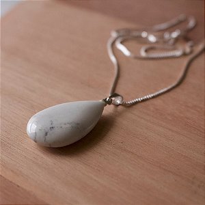 Colar com Pedra Natural Howlita Banhado à Prata