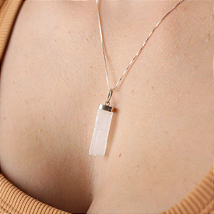 Colar com pingente de pedra natural Selenita em Prata 925