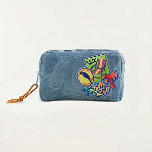Necessaire Farm Ora Bolas M – Estampa Patch Rio Jeans Azul FARM