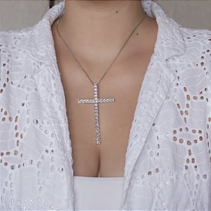 Colar Cruz cravejada em zircônias baguete