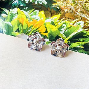 Brinco flor cheia lisa/escovada