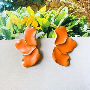 Brinco meia pétala resinada