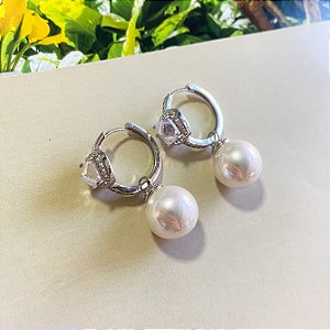 Argola cravejada detalhe em zircônia quadrada e pérola