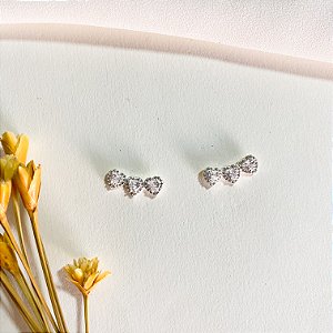 Brinco Ear Cuff corações cravejados