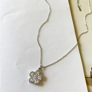 Colar pingente flor cravejada