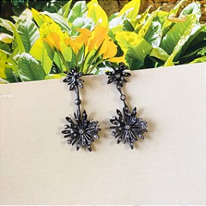 Brinco flor cravejada ródio negro