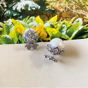 Brinco flor com tarraxa em pérola cravejada