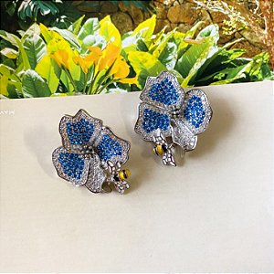 Brinco flor cravejada detalhe abelha