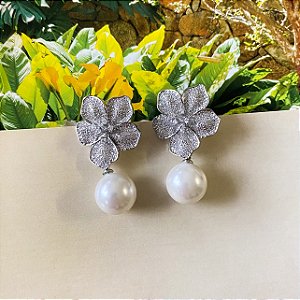 Brinco flor cravejada detalhe em pérola