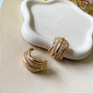 Brinco meia argola com detalhe em zircônias