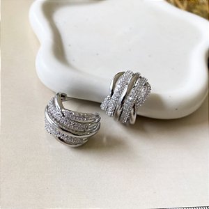 Brinco meia argola com detalhe em zircônias